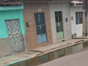 População reclama de mau cheiro e água empoçada no Trapiche