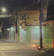[Vídeo] Incêndio atinge poste no Centro de Arapiraca durante a madrugada