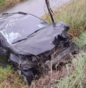 Motorista perde controle de veículo e carro vai parar fora da pista em Girau do Ponciano