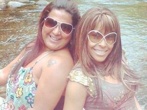 Lembra delas? Ex-BBBs Cida e Solange posam juntas durante passeio