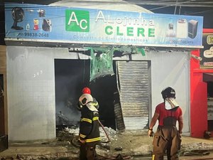 Incêndio destrói loja de conserto de eletrodomésticos durante a madrugada em Arapiraca