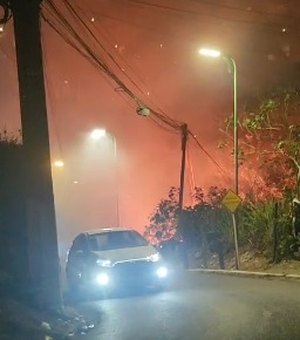 Incêndio de grandes proporções atinge vegetação na Ladeira da Moenda