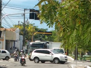 Motorista ultrapassa sinal vermelho e provoca engavetamento na parte baixa da capital