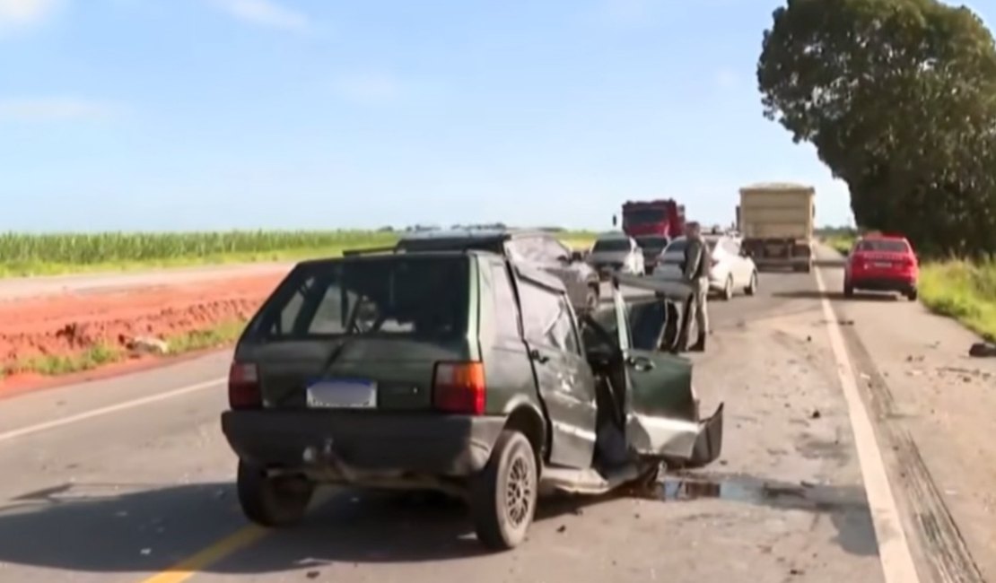 Motorista morre preso às ferragens após colisão entre carro e caminhão na BR-424