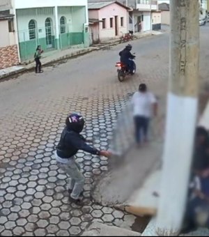 [Vídeo] Criança sai ilesa após ficar no meio de troca de tiros 