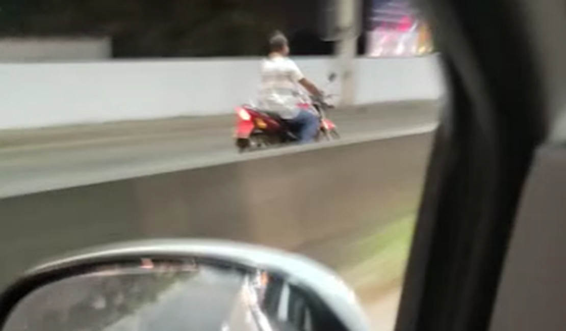[Vídeo] Motociclista é flagrado sem capacete, na contramão e em alta velocidade na AL 110 em Arapiraca