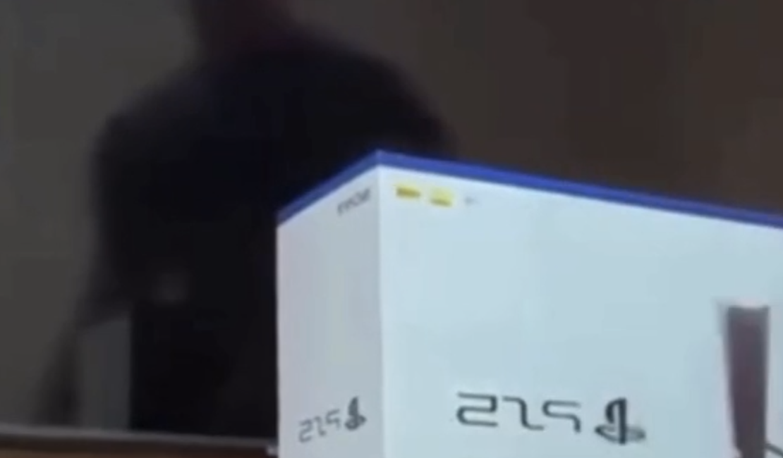 Promoção vira dor de cabeça: jornalista alagoano compra PS5 e recebe saco de cuscuz