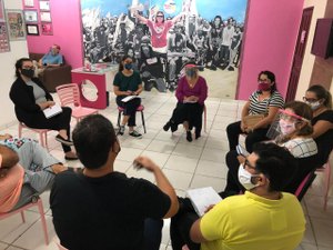 Teca Nelma se reúne com professores da Reserva Técnica que aguardam convocação