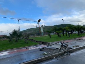 Carro colide contra poste e fios pegam fogo na Avenida Gustavo Paiva
