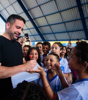 Governador entrega reforma de escola no Dique Estrada