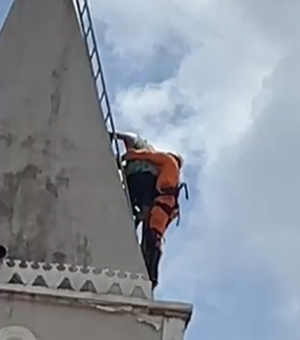 [Vídeo] Após longo trabalho de negociação, homem desce de torre de igreja do bairro Cacimbas
