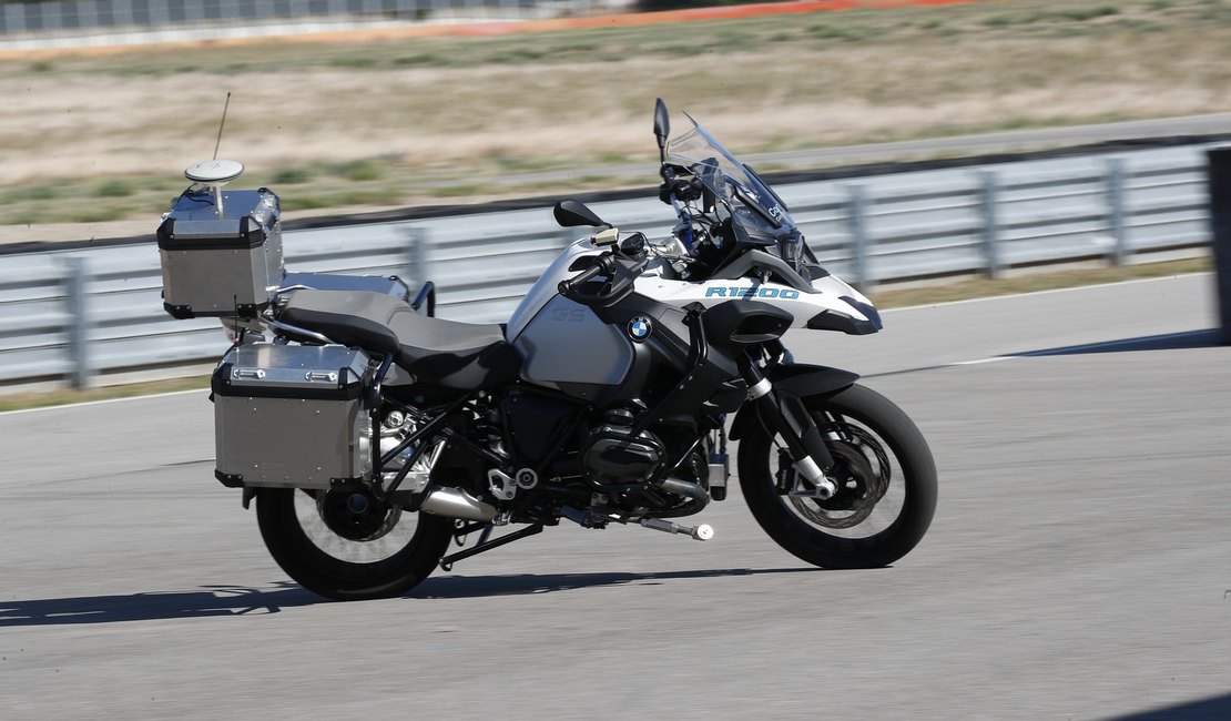 Conheça a moto da BMW que dirige sozinha