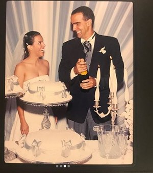 Tadeu Schmidt compartilha foto de casamento e brinca com a felicidade dele