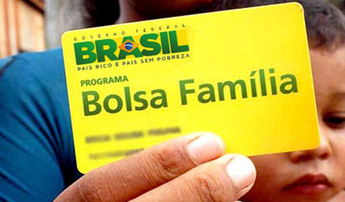 Bolsonaro congela Bolsa Família em cidades pobres e fila chega a 1 milhão