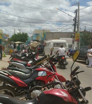 Clientes reclamam da falta de atendimento médico na Clínica de Trânsito de Arapiraca