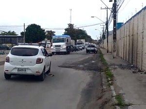 [Vídeo] Veículos precisam desviar de buracos na Av. Governador Luís Cavalcante