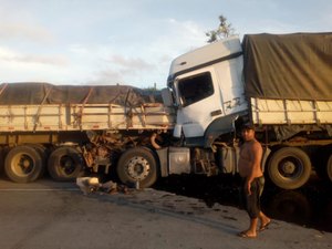 Colisão entre carretas deixa homem ferido em estrada de Usina