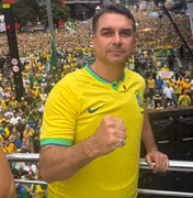 Flávio Bolsonaro usa colete à prova de balas na Paulista