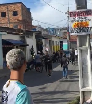 Homem com camisa do CSA é espancado por grupo no bairro do Jacintinho