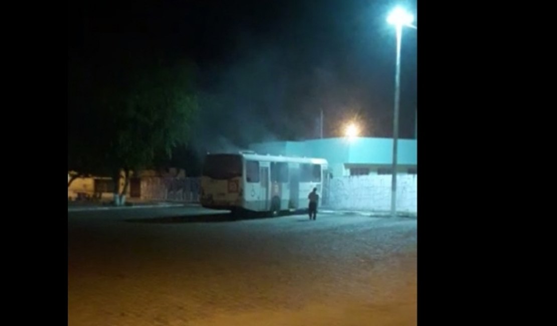 Bandidos invadem coletivo e tentam incendiá-lo em terminal da capital
