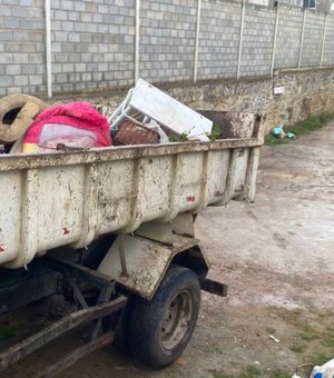 Vigilância Sanitária recolhe duas caçambas de entulho em residência na Santa Amélia