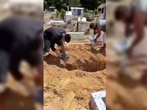 Sem coveiros, filhos enterram o próprio pai morto por coronavírus