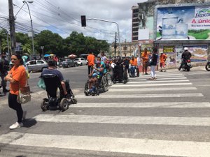 Sem respostas, cadeirantes protestam contra falta de acessibilidade no Centro