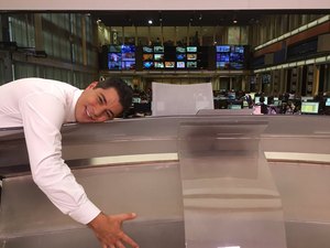 Evaristo Costa festeja volta ao 'Jornal Hoje' abraçando a bancada: 'Saudade'