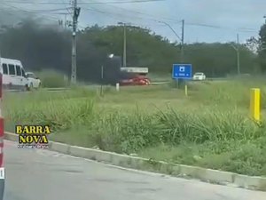 [Vídeo] Carro equipado com GNV pega fogo no Trevo do Polo, em Marechal Deodoro