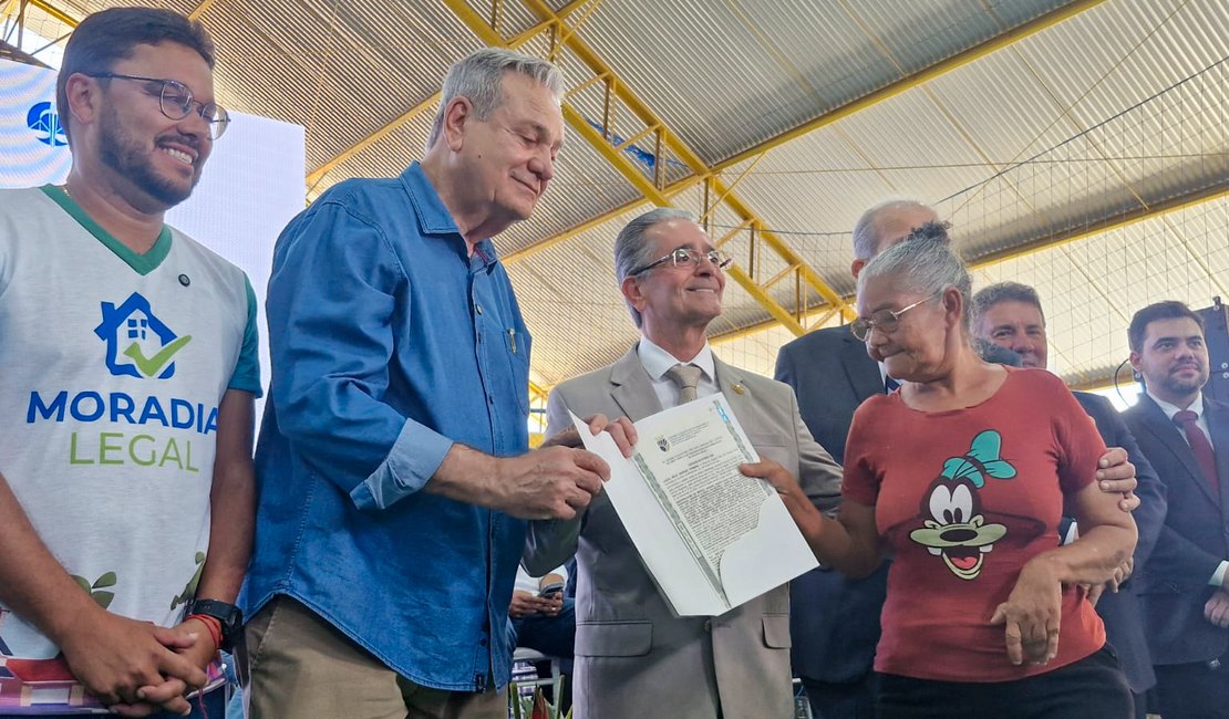 Ronaldo Lessa participa da entrega de 156 títulos de propriedade em Maribondo