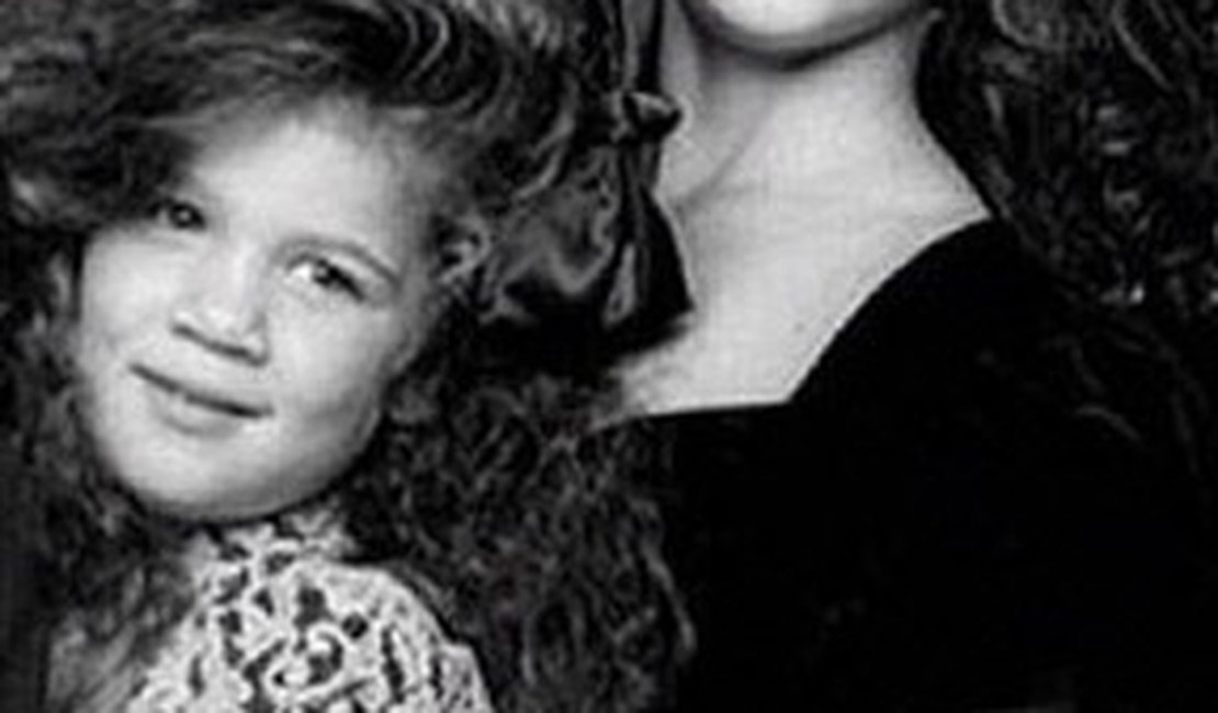 Kim Kardashian relembra infância para parabenizar irmã