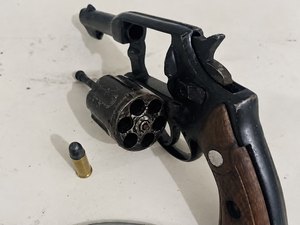 Homem é preso com arma após ameaçar divulgar vídeos íntimos da ex em Piranhas