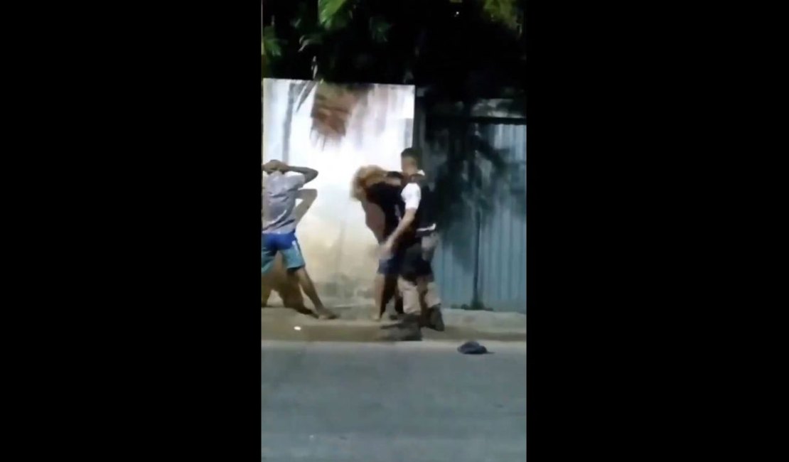 Policial é flagrado agredindo jovem em Salvador: “Você para mim é ladrão, olha esse cabelo”