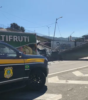 Passarela desaba após ser atingida por caminhão e dois morrem em SP