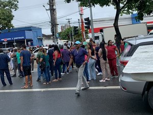 [Vídeo] Funcionários do Hospital Veredas bloqueiam Fernandes Lima por falta de pagamento