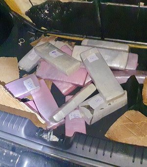 PRF apreende 21kg de maconha e cocaína escondidos em veículo roubado que era transportado em caminhão-cegonha