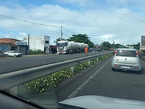 Colisão entre carreta carregada com álcool e carro deixa uma pessoa ferida na AL 101