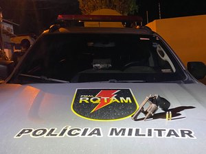 Arma de fogo é apreendida durante ação da polícia na Grota do Cigano na noite deste sábado (9)