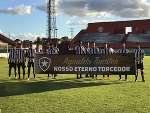 Botafogo entra em campo com faixa em homenagem a Agnaldo Timóteo