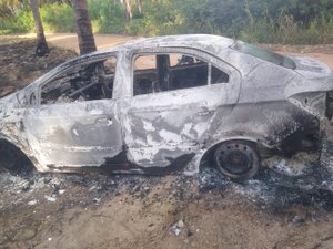 Carro é encontrado carbonizado em estrada vicinal de Porto de Pedras