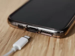 Incêndio iniciado em celular atinge apartamento no bairro do Farol, em Maceió