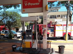 Homem surta, derrama gasolina em carros e ateia fogo em posto de combustível do Barreiro