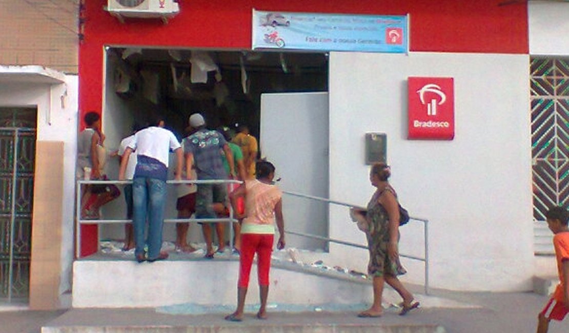 Quadrilha rouba banco e foge utilizando carro de funcionário no sertão alagoano