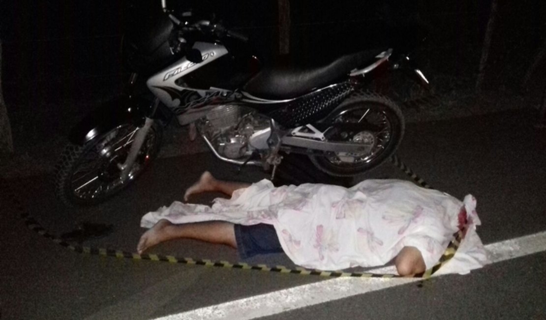 Homem tem moto interceptada e é assassinado a tiros na AL-115