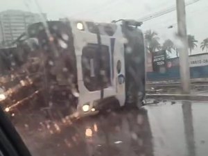 [Vídeo] Caminhão carregado de tijolos tomba em rodovia no bairro de Jacarecica