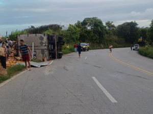 Carreta tomba na BR-101 em Junqueiro e populares tentam saquear carga