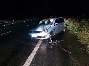 Condutor perde controle de veículo e colide em mureta de proteção na AL-220