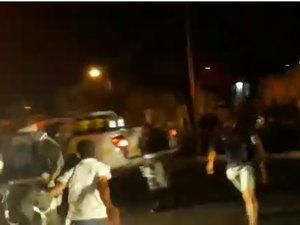 Populares afrontam policiais militares que faziam blitz no distrito de Piau