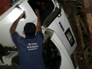 Acidente entre caminhões deixa motorista preso às ferragens