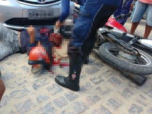 [Vídeo] Motoqueiro fica preso debaixo de carro após colisão em Arapiraca